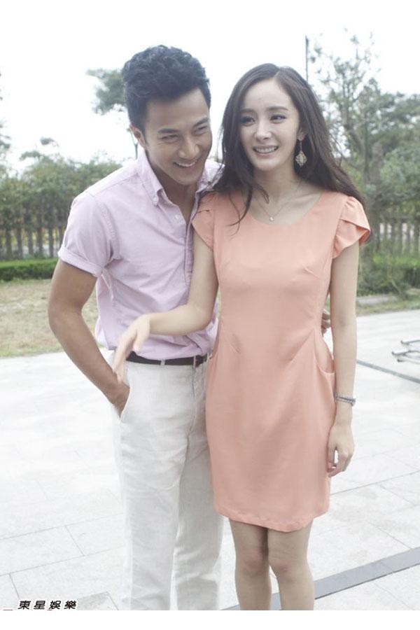杨幂刘恺威拍戏亲密无间 上围丰满疑无内衣[13]