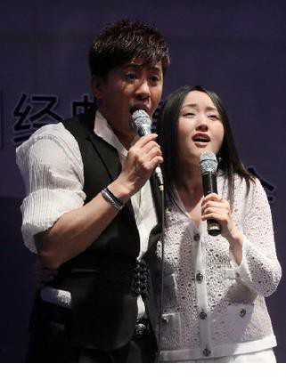 杨钰莹与毛宁十指相连深情对视[2]