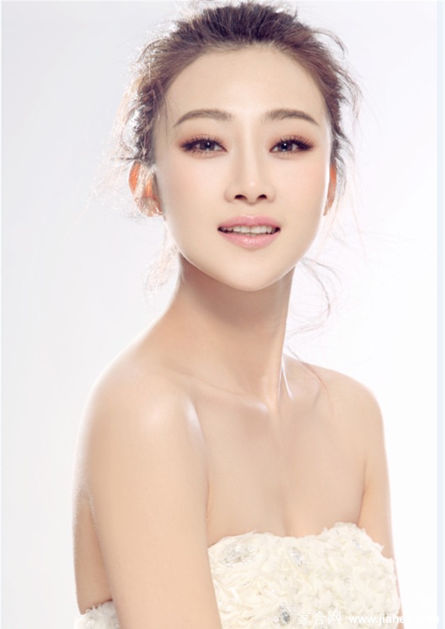 林鹏纯白写真大片 迷人微笑融化寒冬[2]