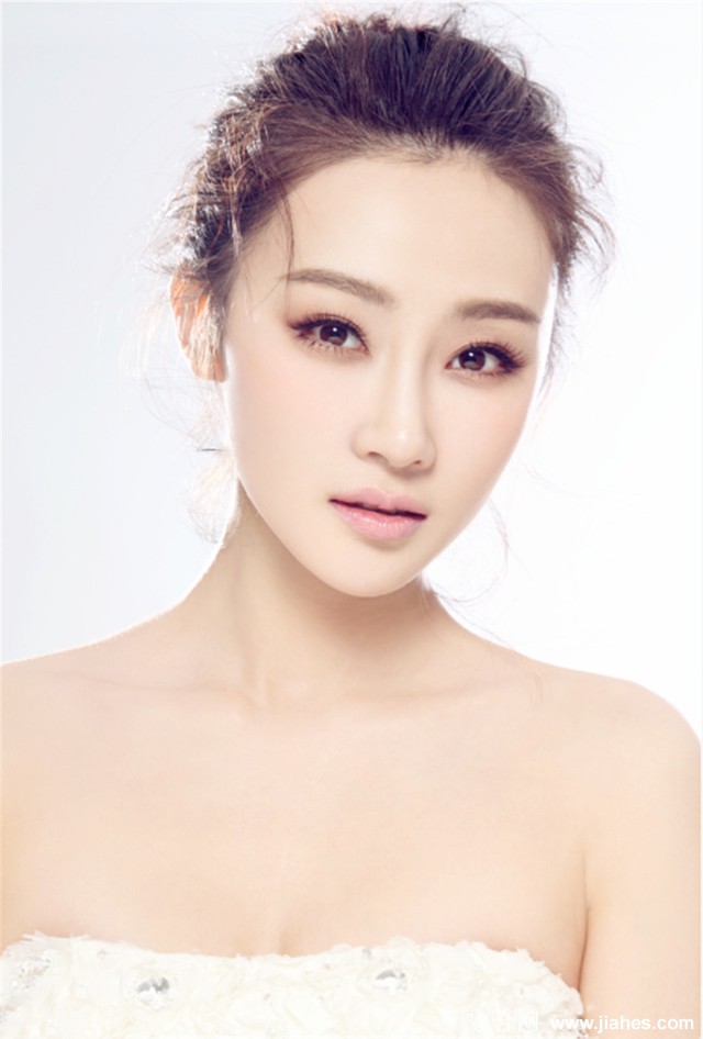 林鹏纯白写真大片 迷人微笑融化寒冬[5]