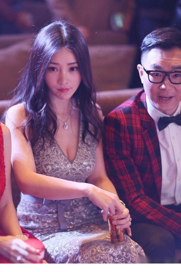 柳岩性感深V露胸亮相 女神喝水尴尬出糗[12]