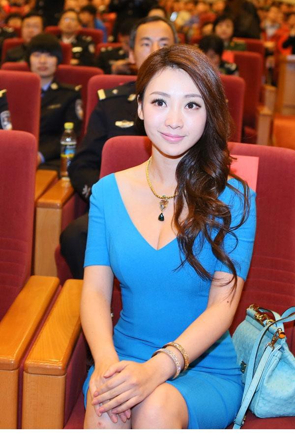 柳岩深V低胸蓝色紧身裙 优雅妩媚美艳动人[2]