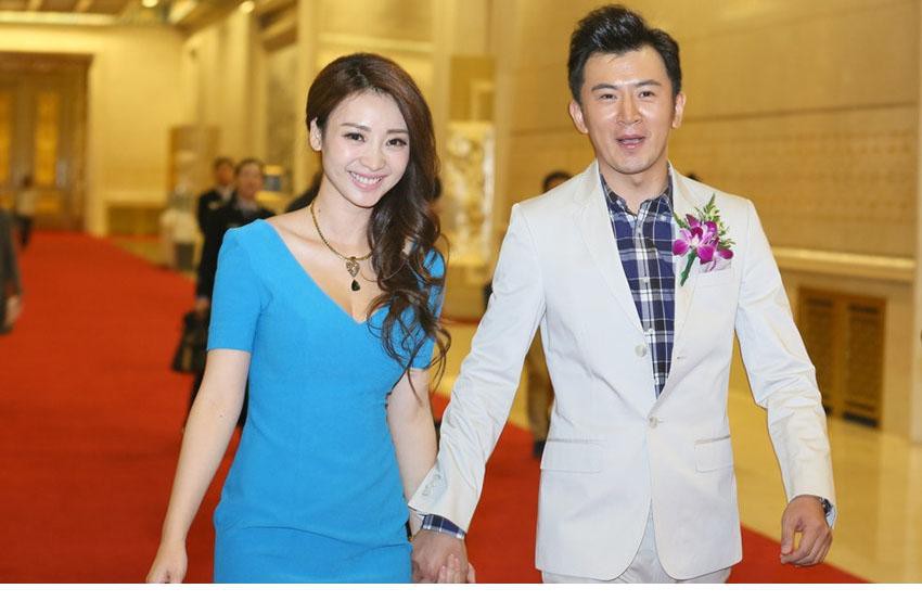 柳岩深V低胸蓝色紧身裙 优雅妩媚美艳动人[7]