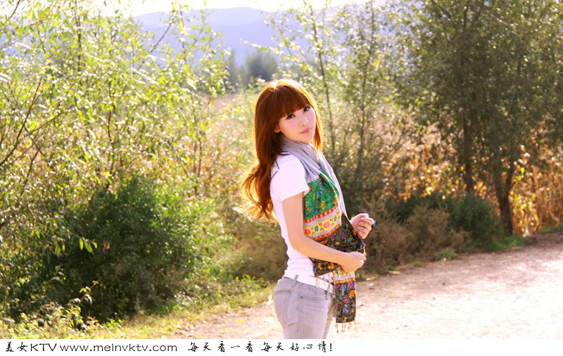 柳岩红裙挽发丽江完美写真美图[9]