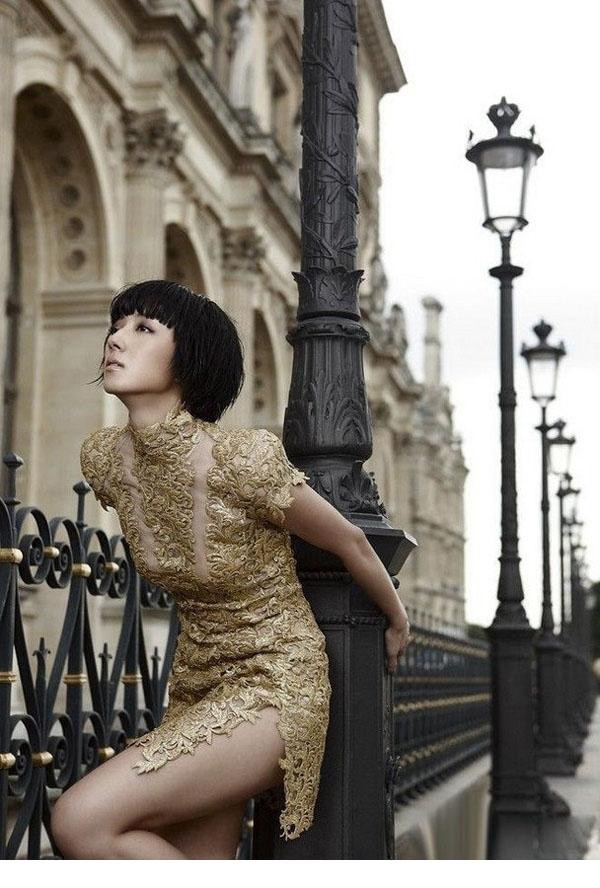 桂纶镁《VOGUE》火辣红唇封面 短发女人成熟韵味[3]