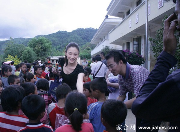 气质女明星李小冉云南关爱行动照片[2]