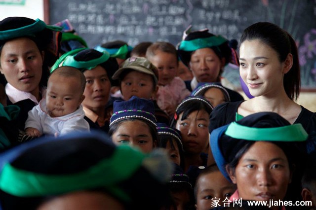 气质女明星李小冉云南关爱行动照片[5]