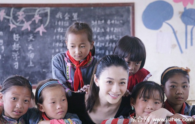 气质女明星李小冉云南关爱行动照片[6]