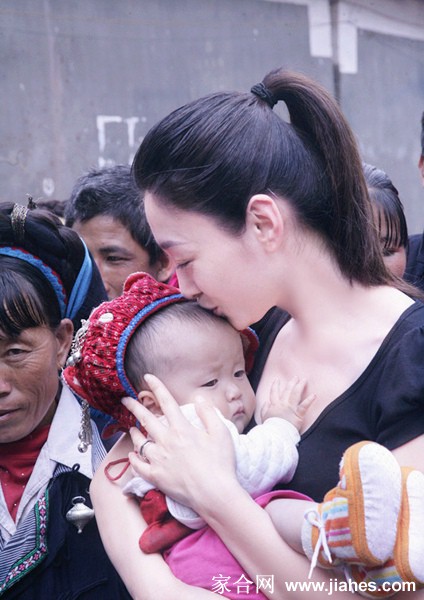 气质女明星李小冉云南关爱行动照片[9]
