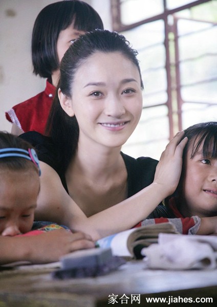 气质女明星李小冉云南关爱行动照片[10]
