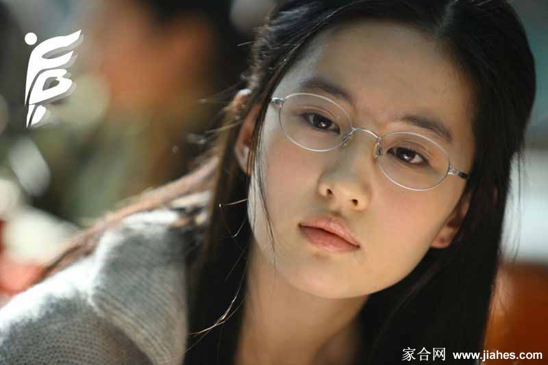 《恋爱通告》中的文艺女青年刘亦菲[10]