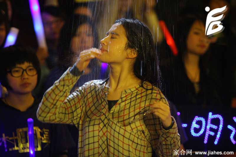 《恋爱通告》中的文艺女青年刘亦菲[11]