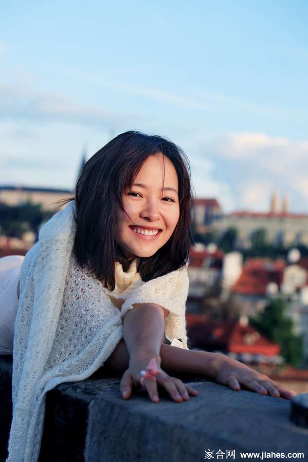 江一燕酥胸半露香肩白裙妩媚[9]