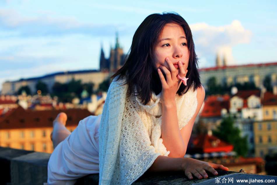 江一燕酥胸半露香肩白裙妩媚[11]