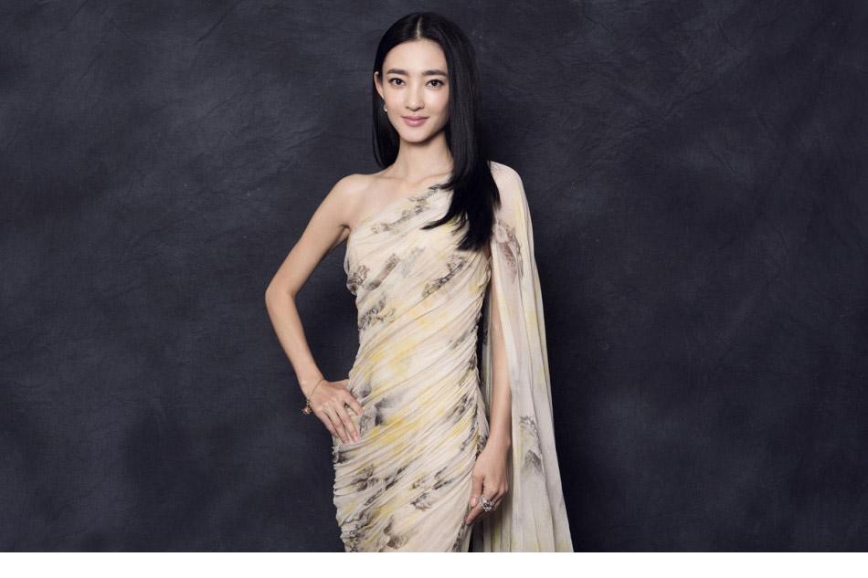 王丽坤清新淡雅写真 女神性感半露香肩[4]