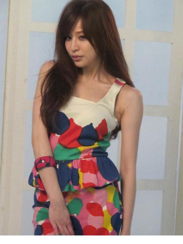 王心凌轻熟女写真 甜蜜教主性感变身妩媚小女人[7]