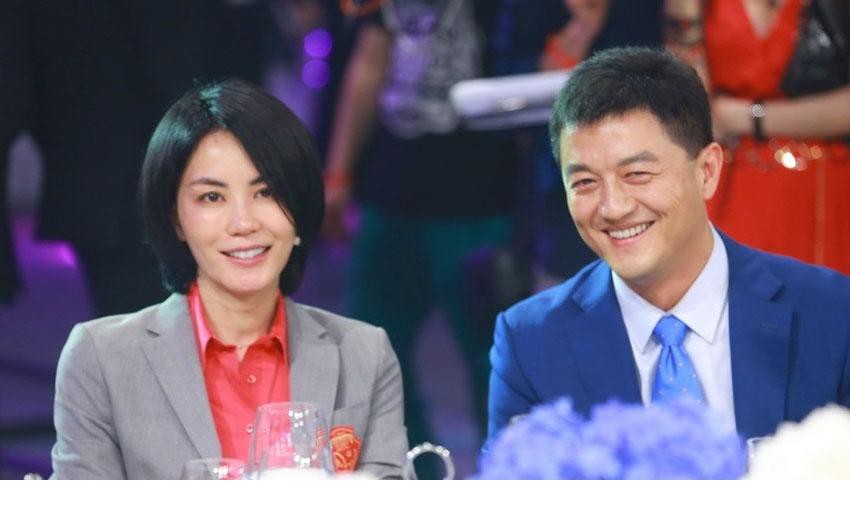 王菲李亚鹏芭莎明星慈善现场亲密玩自拍[10]