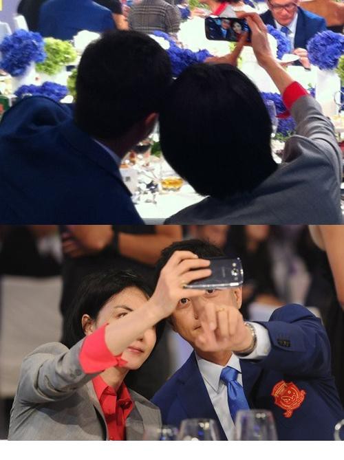 王菲李亚鹏芭莎明星慈善现场亲密玩自拍[11]