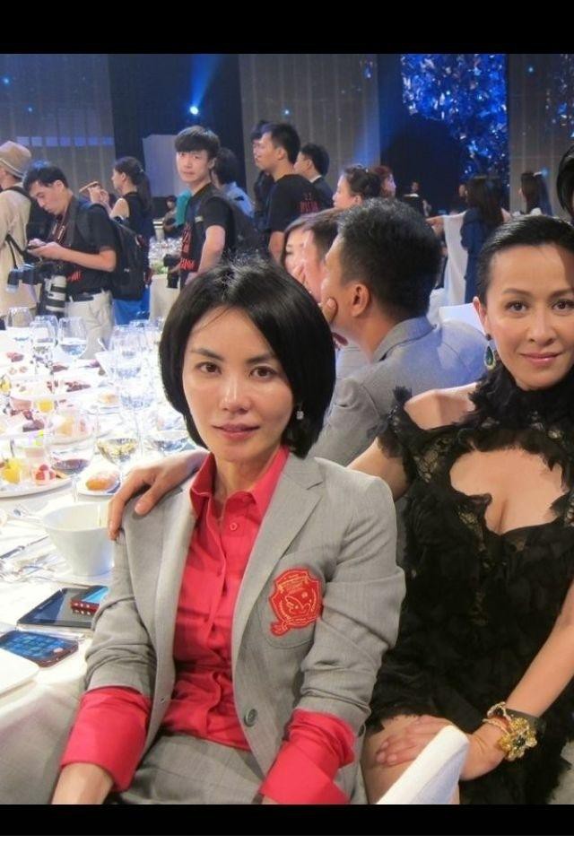王菲李亚鹏芭莎明星慈善现场亲密玩自拍[12]