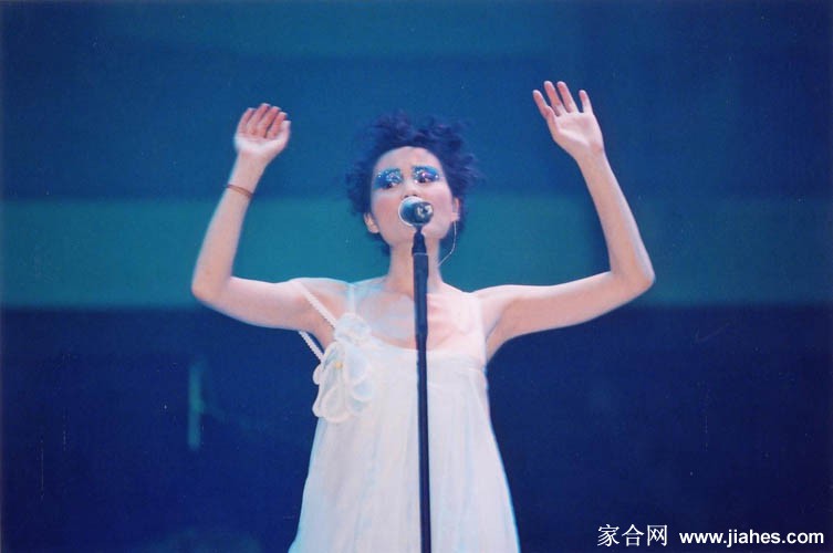 王菲演唱会上的招牌动作[3]