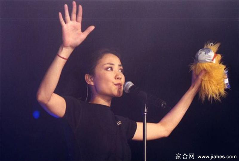 王菲演唱会上的招牌动作[7]