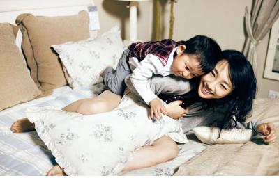白百何和儿子亲密写真尽显母爱