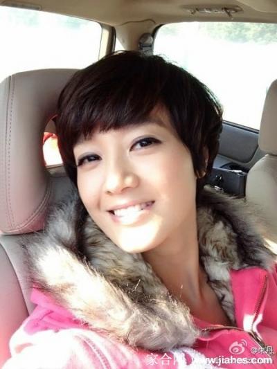 短发美女朱丹自拍照