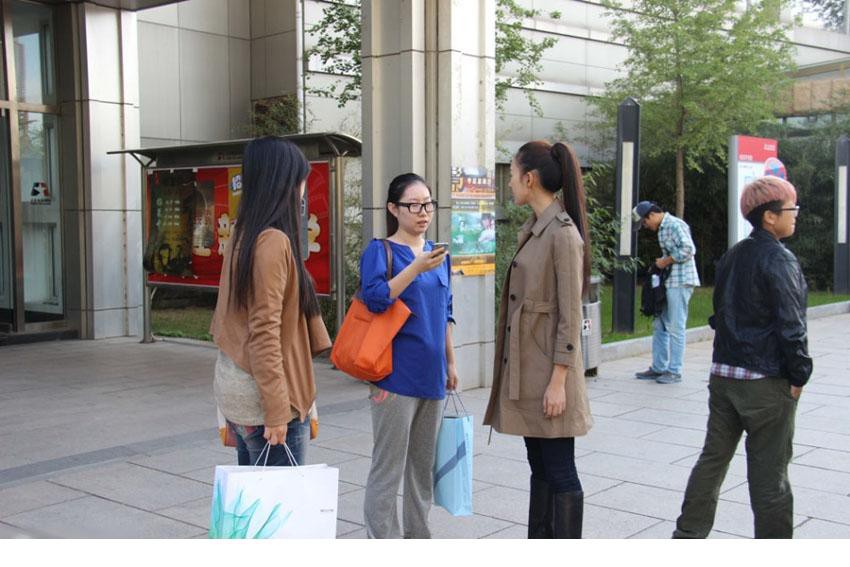 童瑶秋季简约装扮会友人 轻柔微笑婉约可人[2]