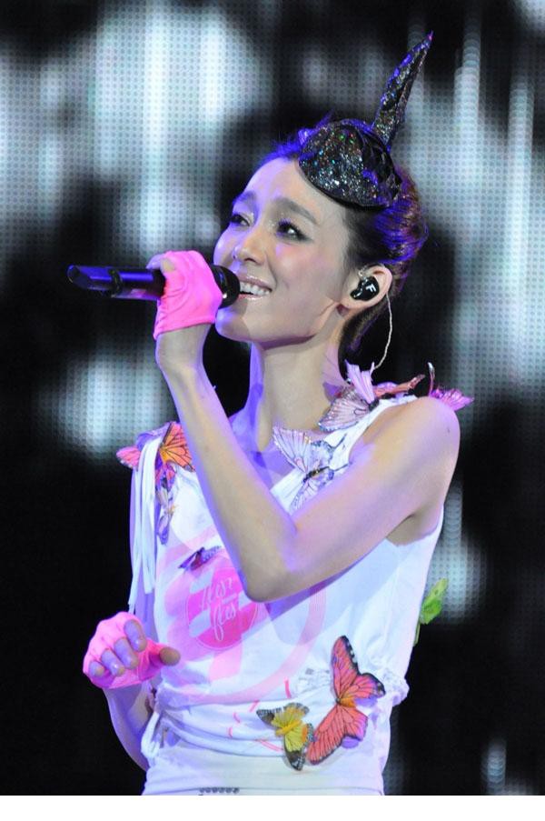 范玮琪2012演唱会高雅女王装扮 老公陈建州甜蜜献吻[7]