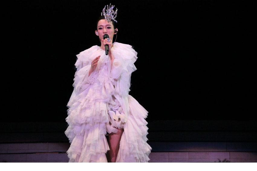 范玮琪2012演唱会高雅女王装扮 老公陈建州甜蜜献吻[9]