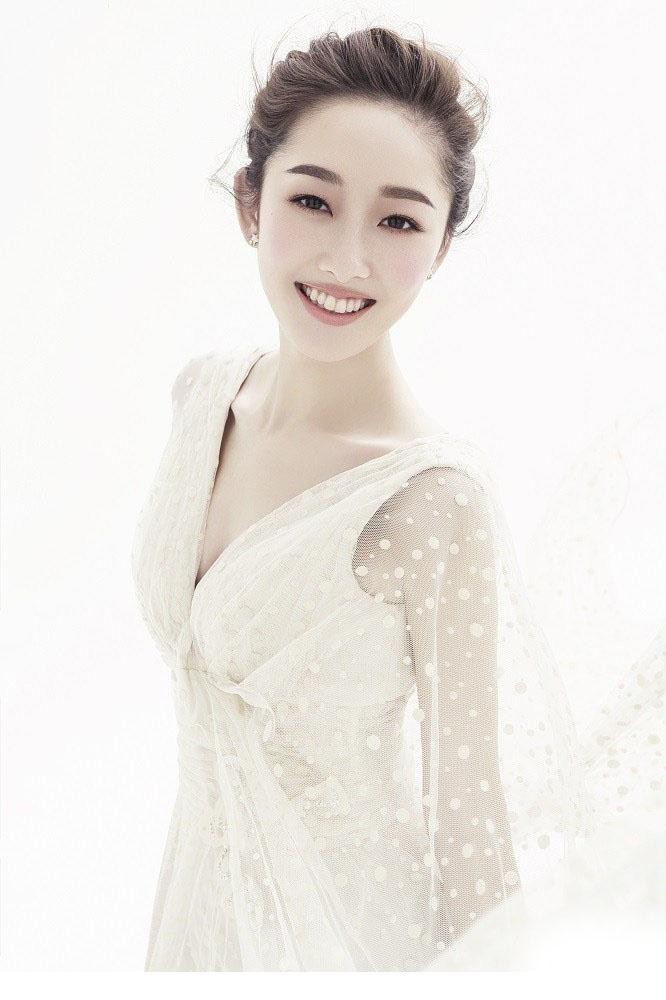 蒋梦婕纯色清新写真 小女神温暖笑容[4]