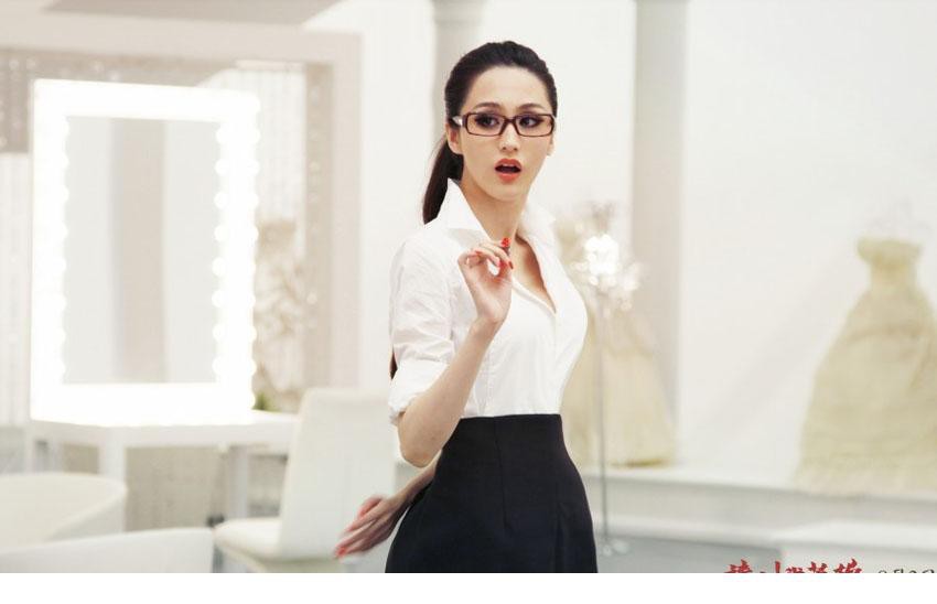 蓝燕新电影《请叫我英雄》剧照化身麻辣女教师[3]