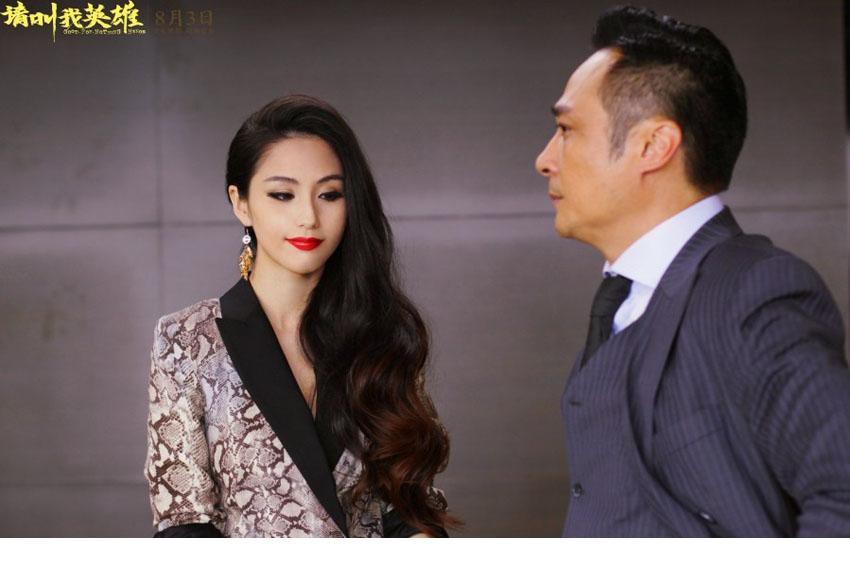 蓝燕新电影《请叫我英雄》剧照化身麻辣女教师[5]