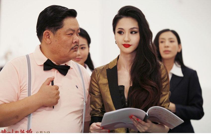 蓝燕新电影《请叫我英雄》剧照化身麻辣女教师[7]