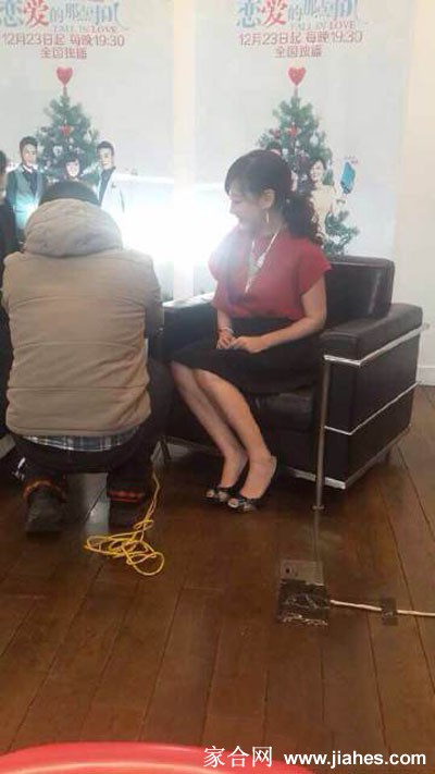 薛佳凝出席《恋爱的那点事儿》发布会[10]