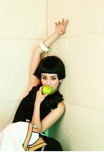 袁姗姗红裙居家写真魅惑秀乳沟