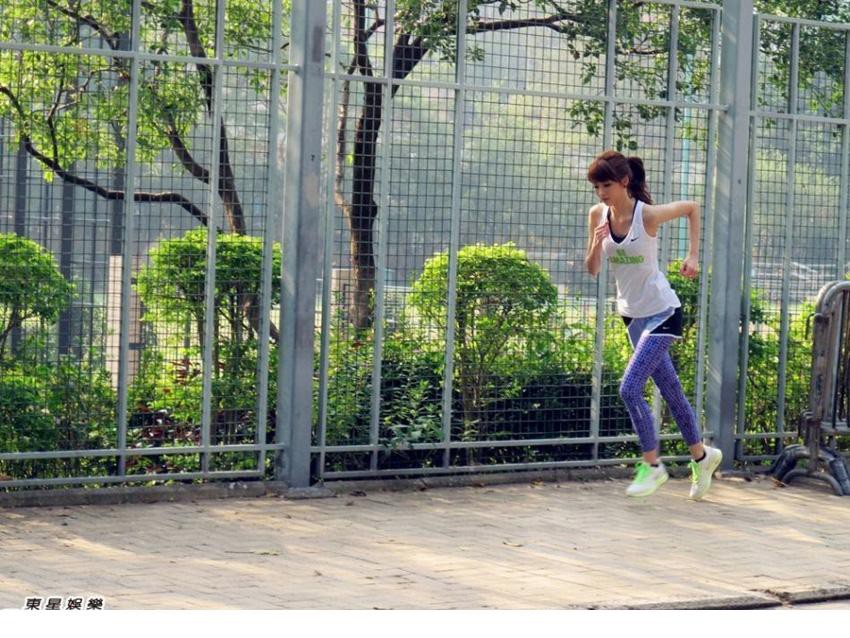 连诗雅新歌《起步》MV曝光 被威胁差点与男主湿吻[4]
