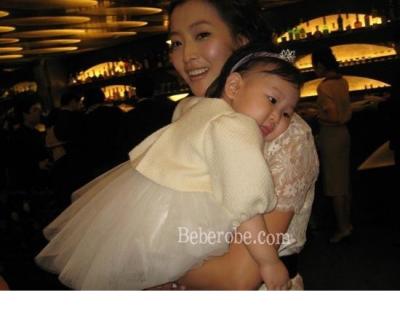 金喜善与女儿甜蜜亲子照曝光