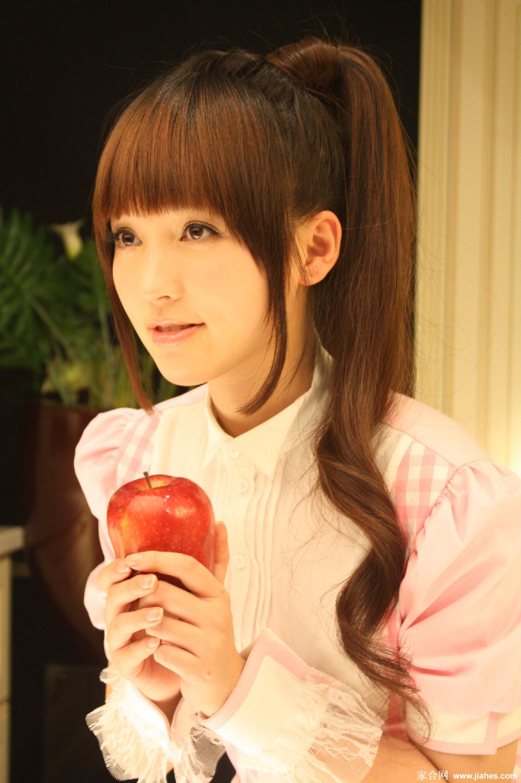 金莎演绎性感美厨娘[8]
