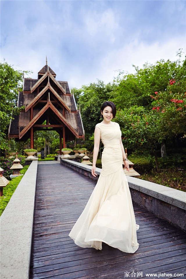 闫妮西双版纳封面写真 妩媚动人惹人爱[5]