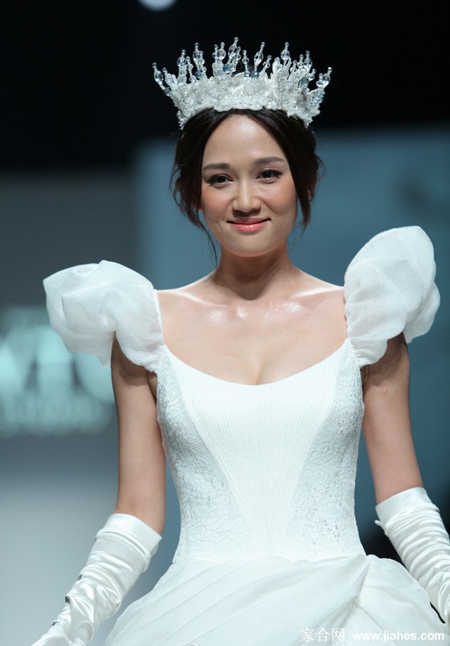 陈乔恩白色婚纱走秀 头戴皇冠犹如白雪公主[3]