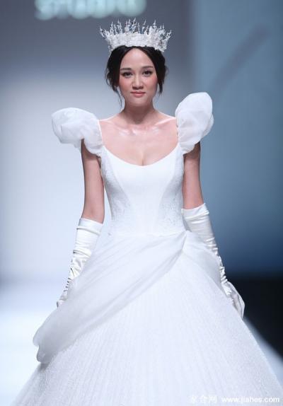 陈乔恩白色婚纱走秀 头戴皇冠犹如白雪公主