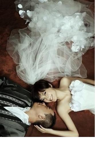 陈小春应采儿搞怪结婚照很潮很时尚[4]