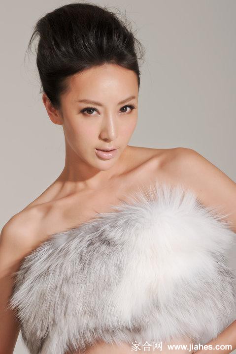 隋棠不惜穿上黑色胸围拍摄,大秀骄人身材美图[21]