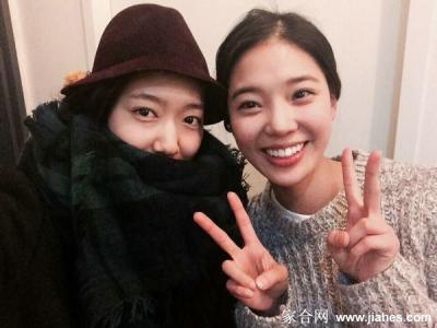 韩国美女朴信惠与伙伴们亲密合照