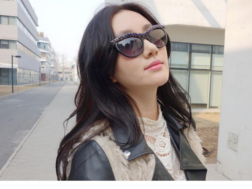 人气女星孟瑶春装街拍 个性风衣蕾丝妩媚风范[6]