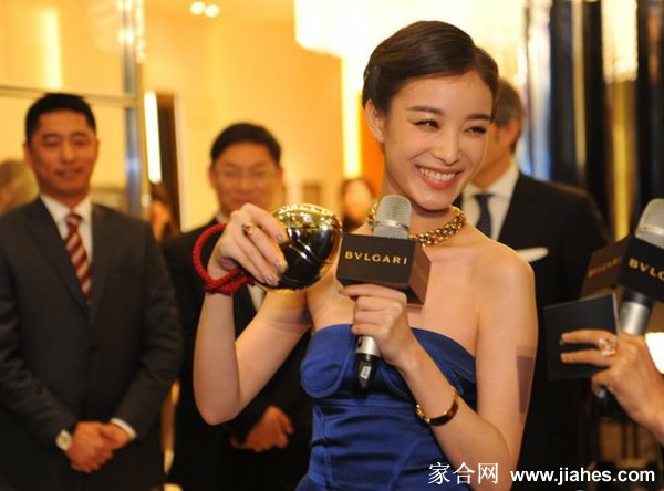 倪妮出席南京宝格丽艺术展 宝蓝色抹胸裙显优雅[7]