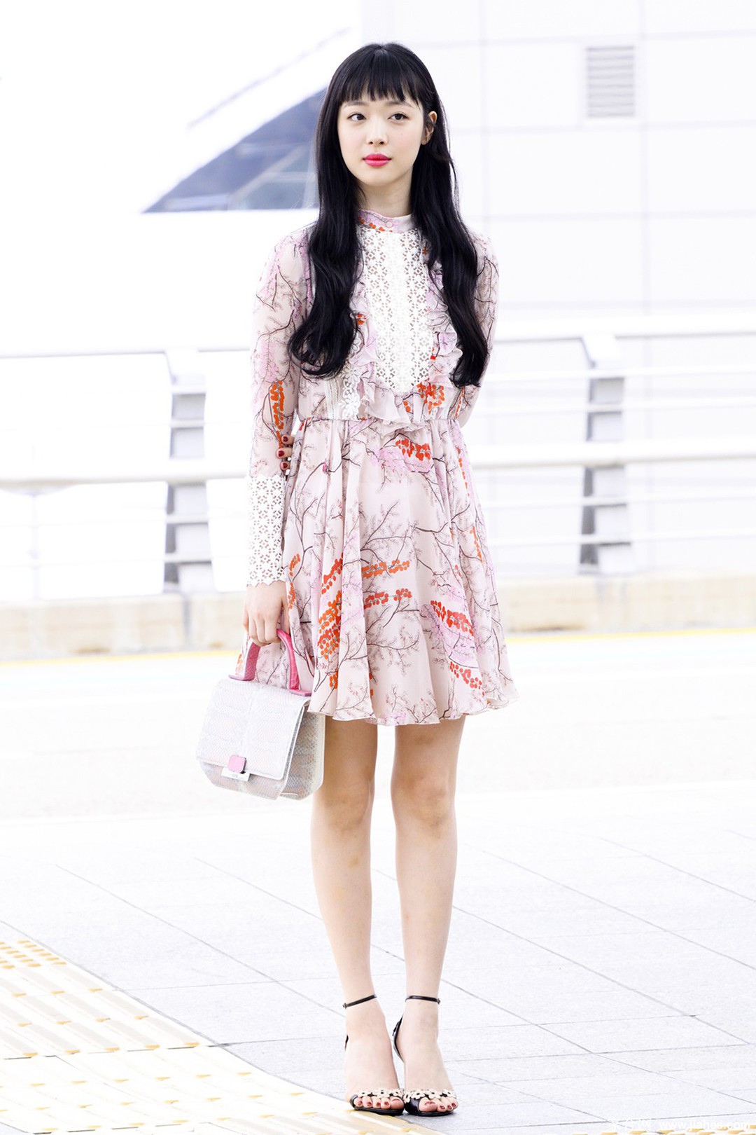 F(x)崔雪莉(Sulli)素颜照,黑丝袜,恨天高,超短裙,脚丫,大白腿,pantyhose,stocking,leg[16]