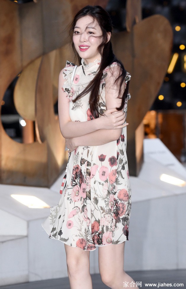 F(x)崔雪莉(Sulli)素颜照,黑丝袜,恨天高,超短裙,脚丫,大白腿,pantyhose,stocking,leg[20]