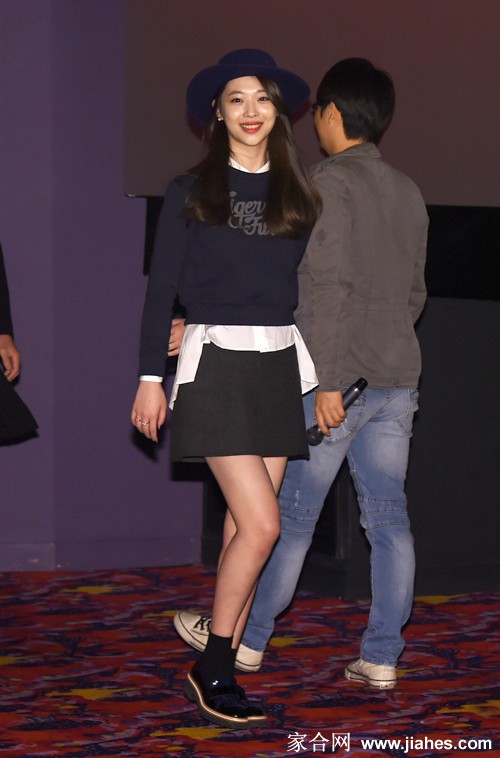 F(x)崔雪莉(Sulli)美腿,肉丝,大长腿,现场照,白丝袜,牛仔裤,性感照[7]